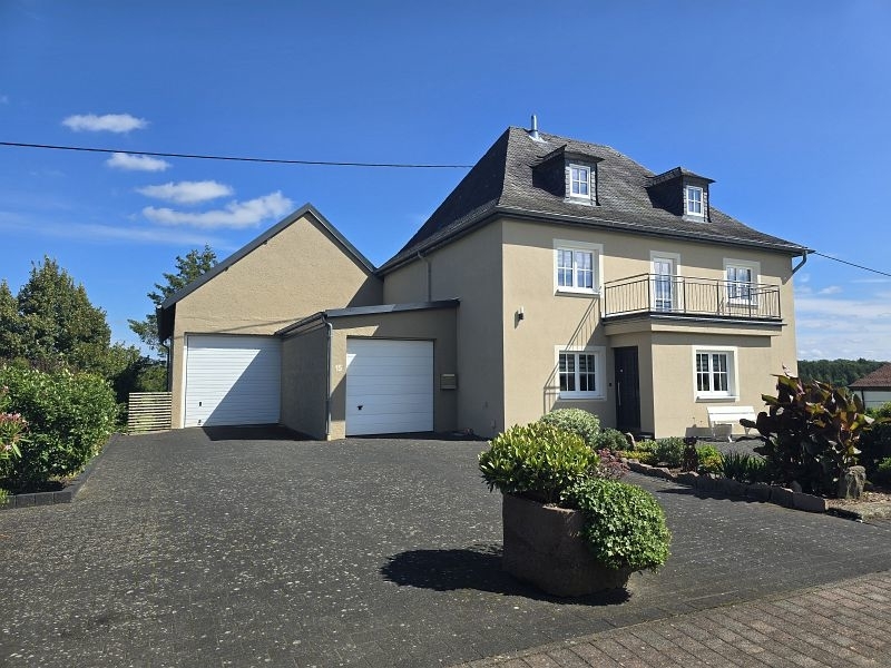 Landhaus mit Garagen