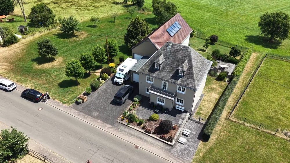 Luftaufnahme Landhaus mit Scheune 