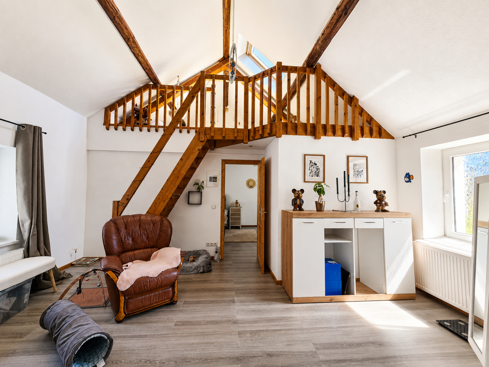 Helles Loft mit rustikalem Charme