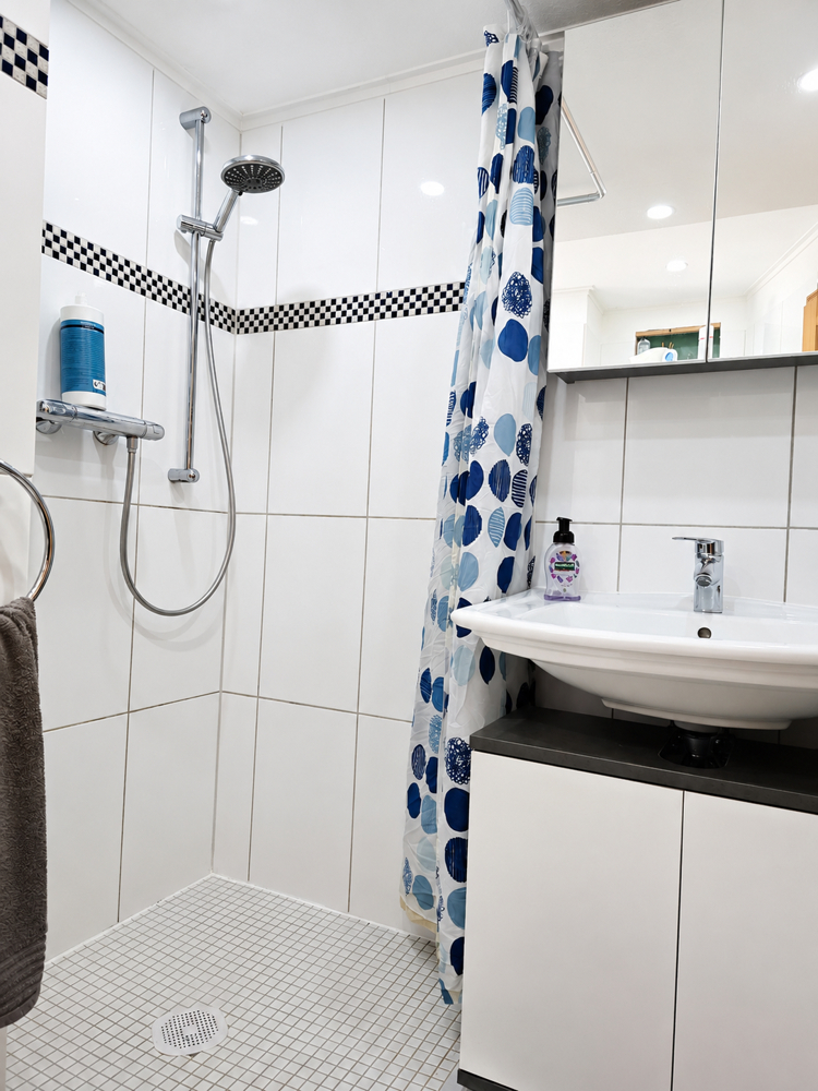 Modernes Badezimmer im Obergeschoss