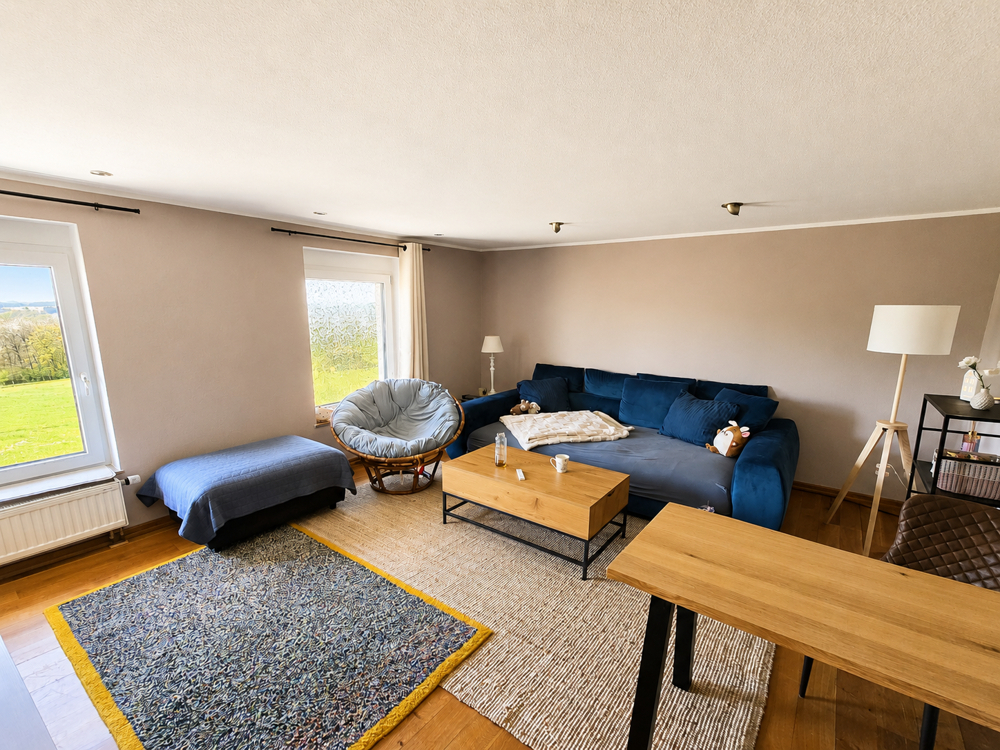 Helles, modernes Wohnzimmer mit viel Charme