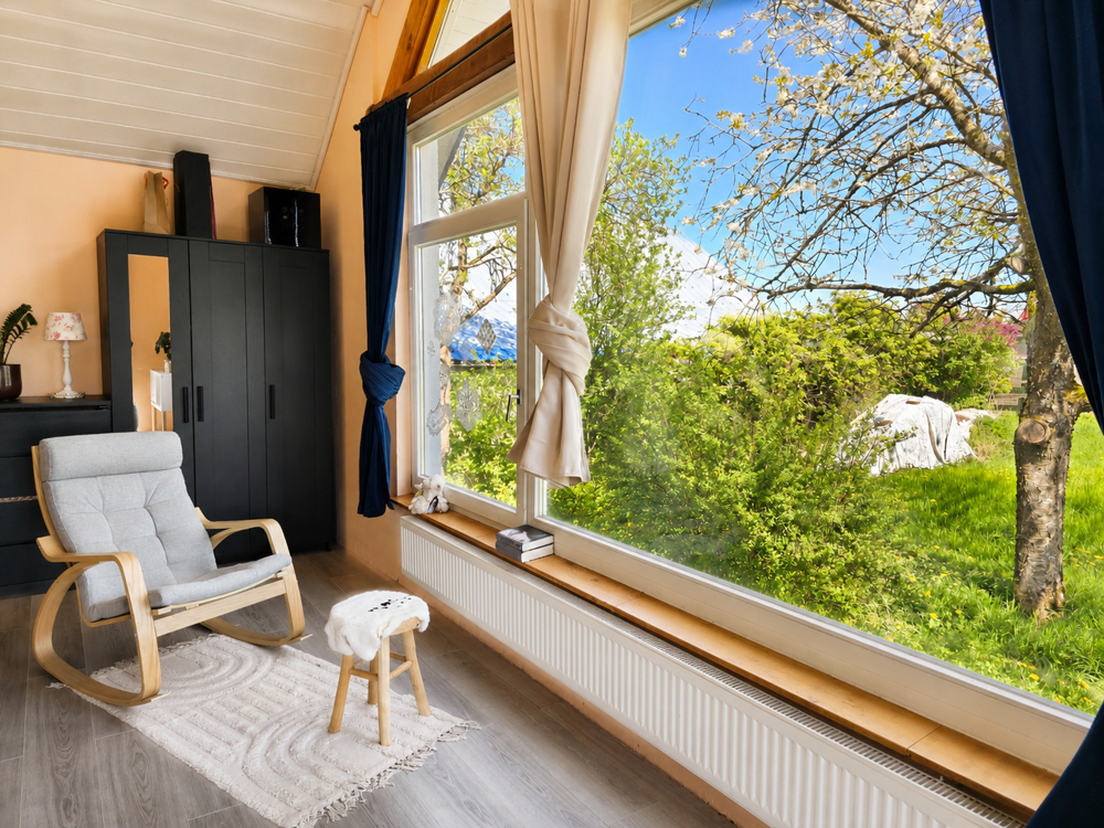 Helle Leseecke mit Gartenblick