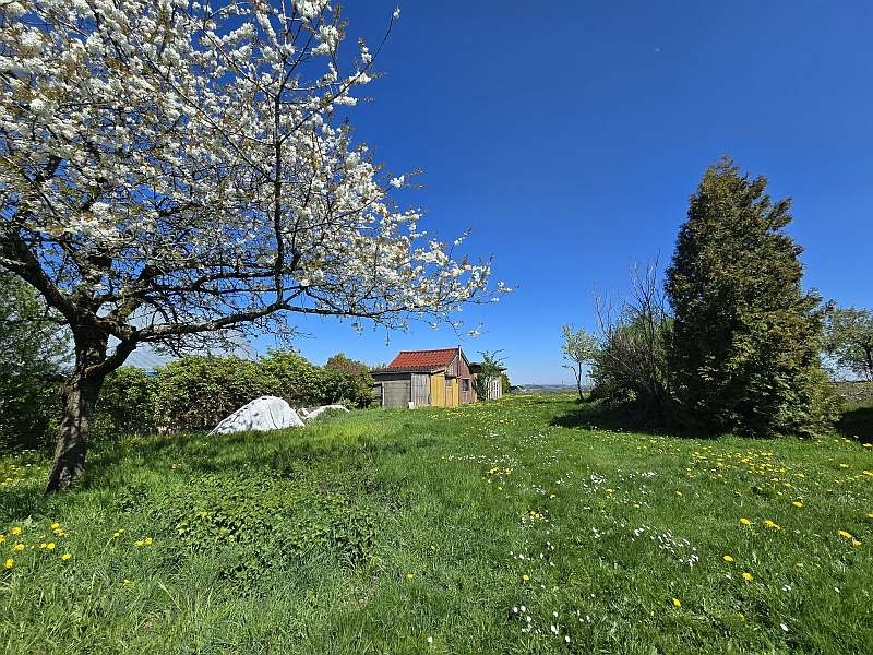 Grundstück mit Gartenhaus und Fernsicht