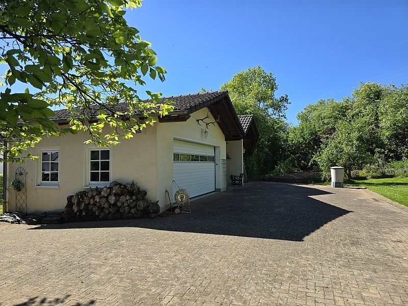 Nebengebäude mit Garage 1