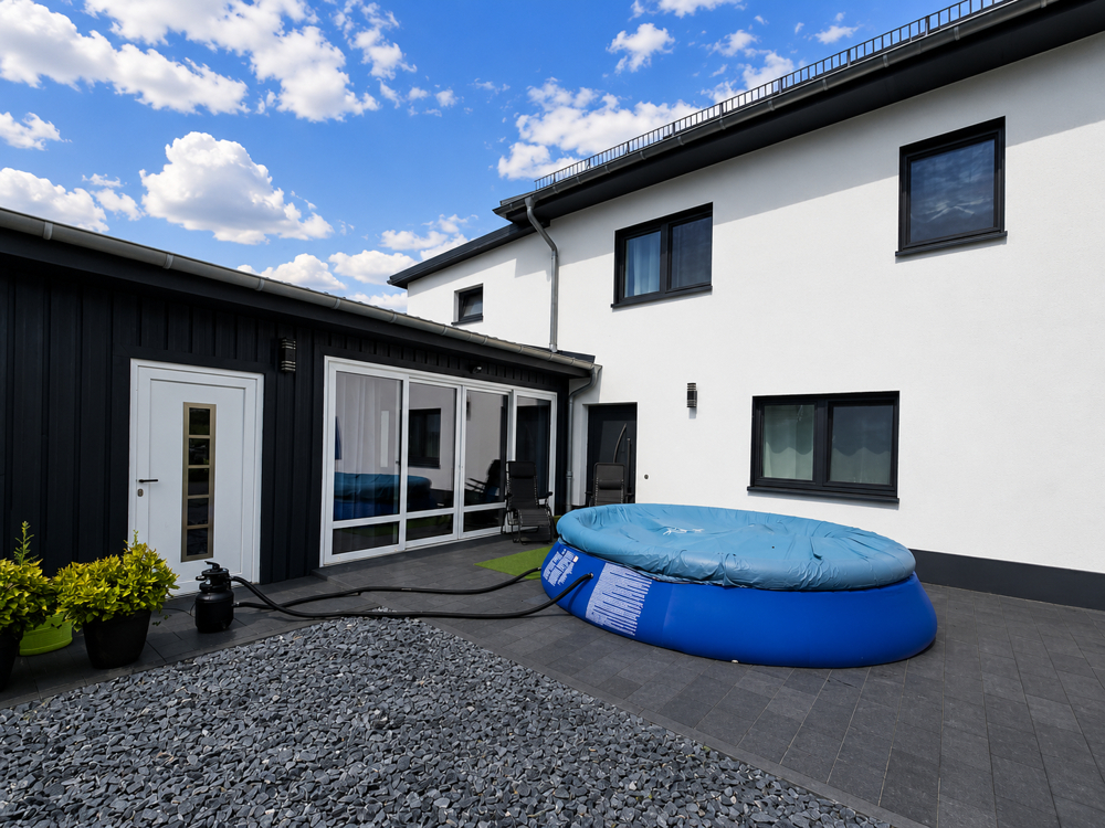 Rückseite Garage und Eingang Einliegerwohnung 