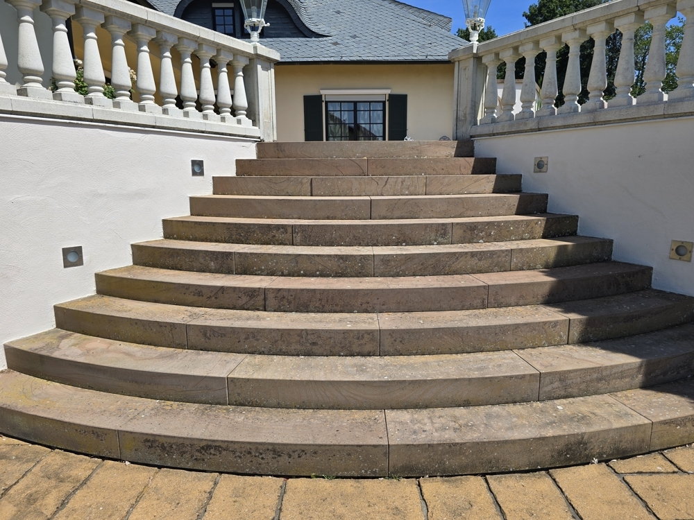 Sandsteintreppe zur Terrasse