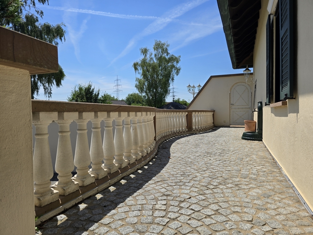 Übergang hinter das Haus 