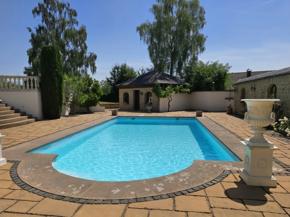 Pool mit Saunahaus