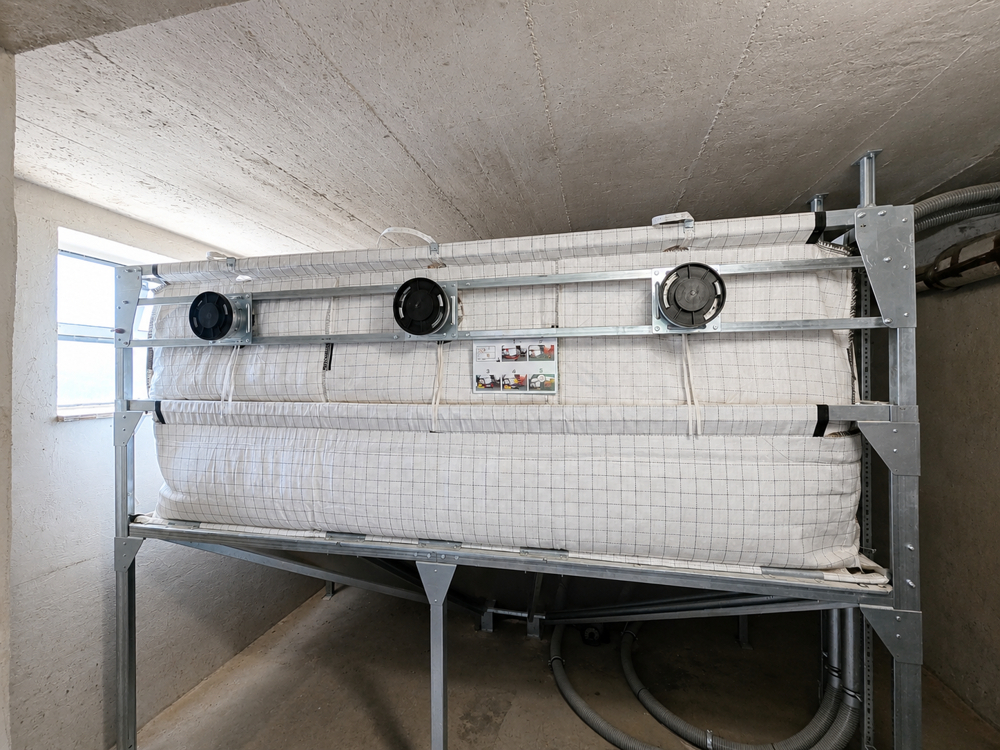 Pellettlager mit Zugang in die Garage im Keller