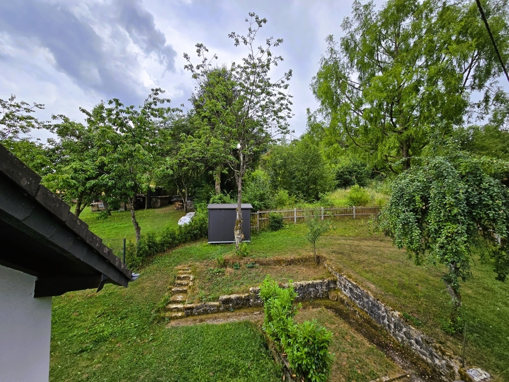 Großzügiger Naturgarten mit altem Baumbestand