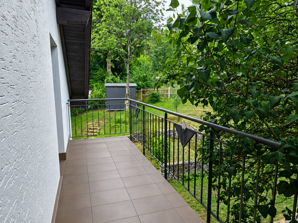 Großer Balkon mit Blick auf den Garten