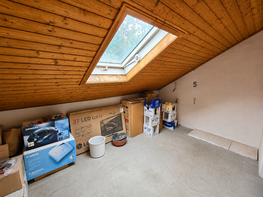 Abstellraum mit Dachfenster im Dachgeschoss