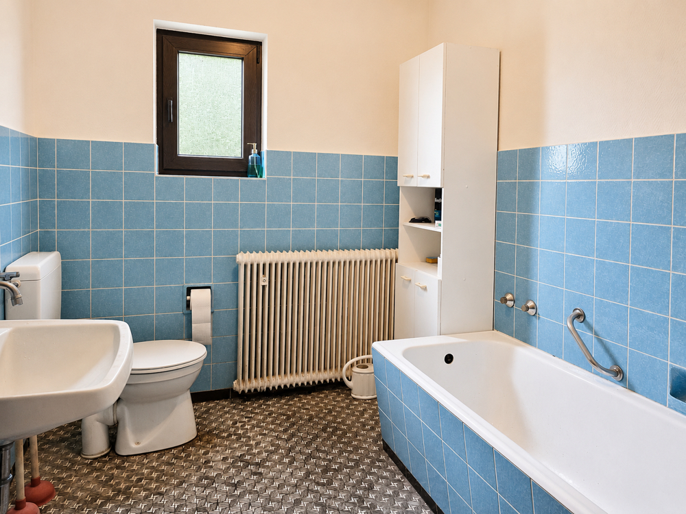 Retro Badezimmer mit Badewanne und Tageslicht im Erdgeschoss