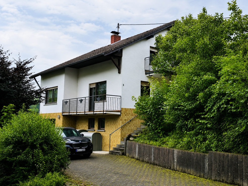 Familienhaus im Grünen mit gepflasterter Einfahrt