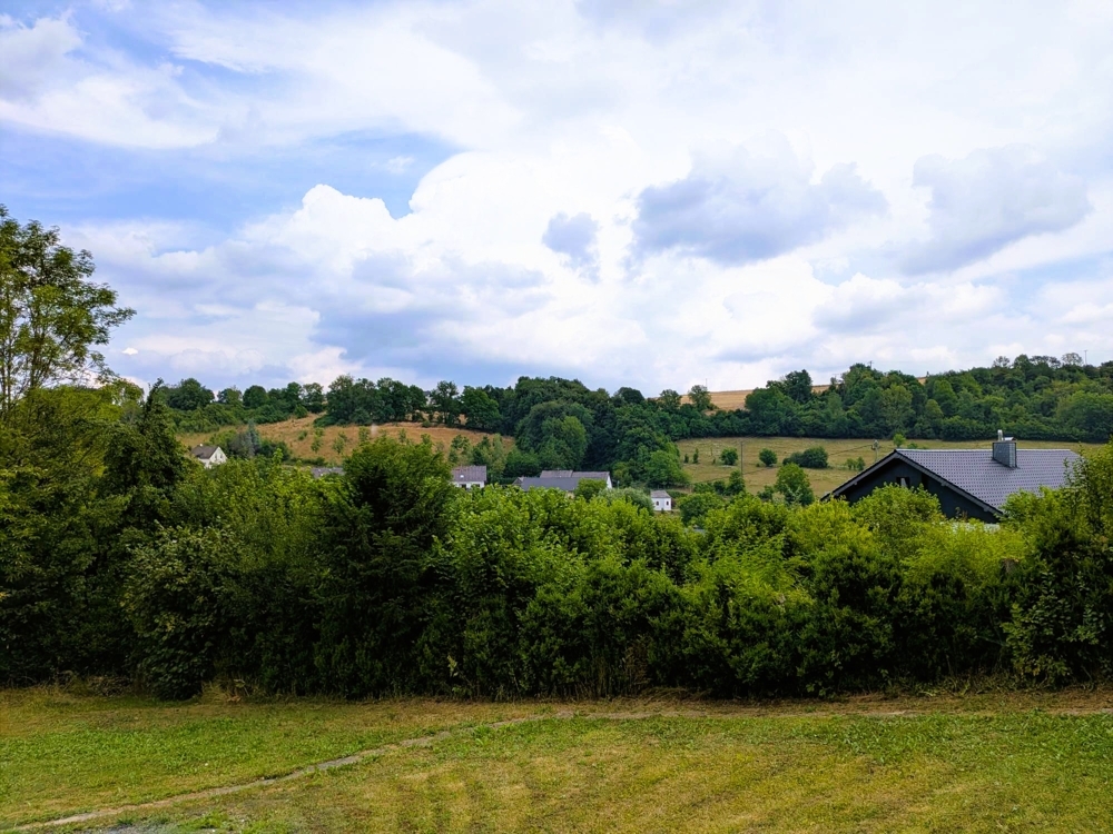 Traumhafter Weitblick über Wiesen und Wälder