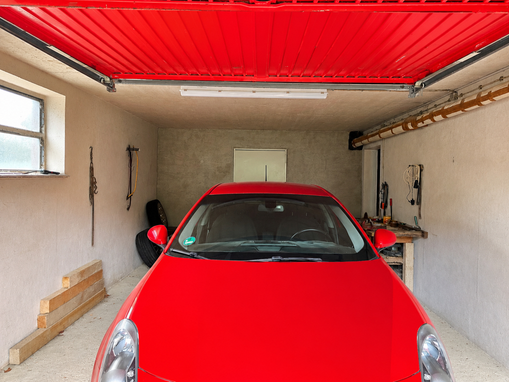 Autogarage mit Zugang in den Keller und Pelletlager