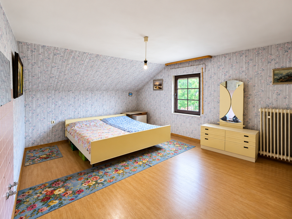 Großes Schlafzimmer mit vielseitigen Einrichtungsmöglichkeiten im Dachgeschoss