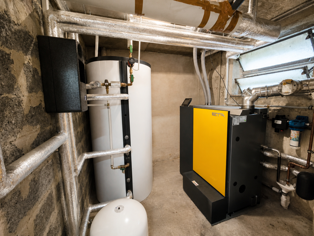 Neue Pelletheizung mit Pufferspeicher aus 2023 im Kellerraum
