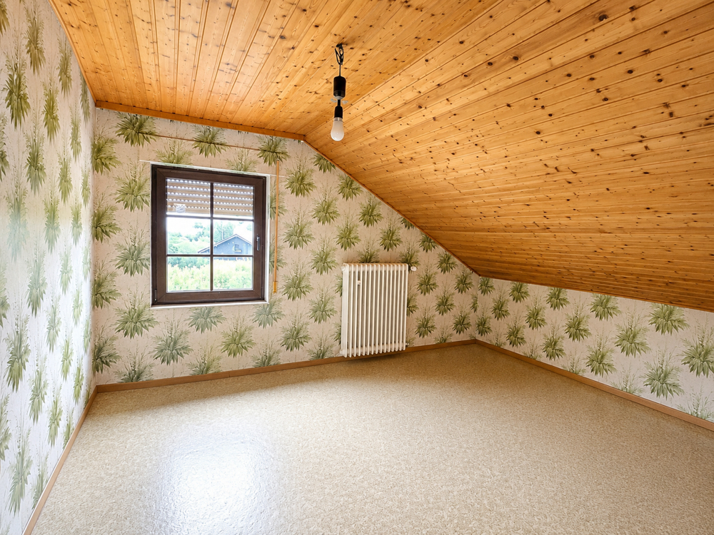 Kinder- oder Gästezimmer mit gemütlicher Dachschräge im Dachgeschoss