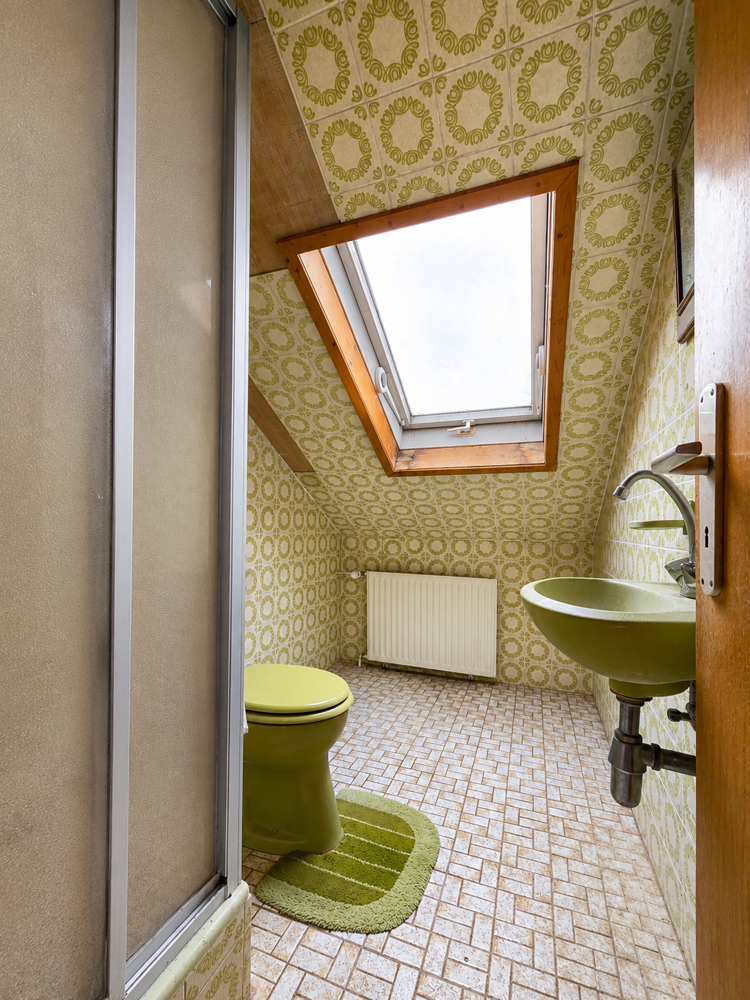 Retro-Badezimmer mit Dachfenster im Dachgeschoss