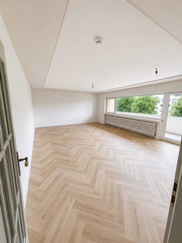 Helles Wohn- Esszimmer mit Zugang zum Balkon
