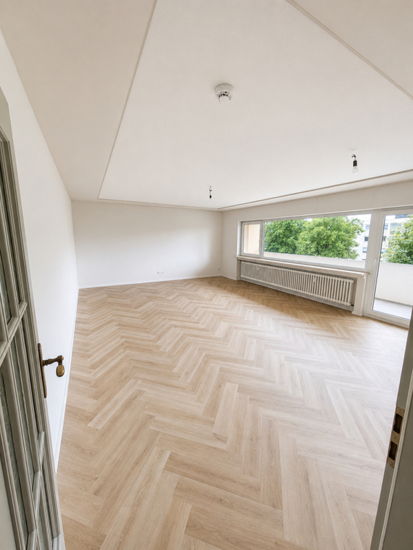 Helles Wohn- Esszimmer mit Zugang zum Balkon