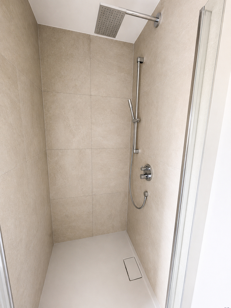 Moderne Glas- Duschkabine mit Regendusche 
