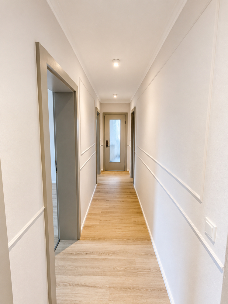 Moderner Korridor mit Design Elementen