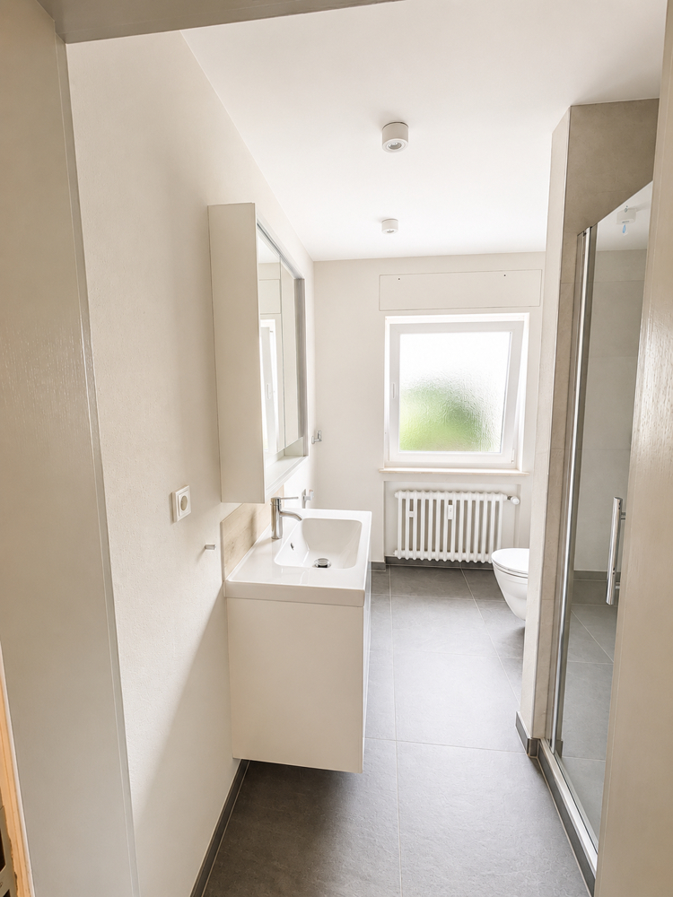 Modernisiertes Badezimmer mit Dusche