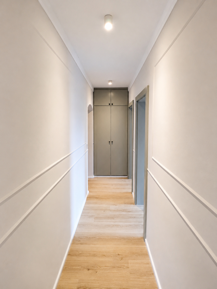 Moderner Korridor mit Einbauschrank