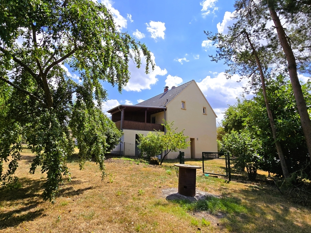 Blick aus dem Garten auf den überdachte Loggia
