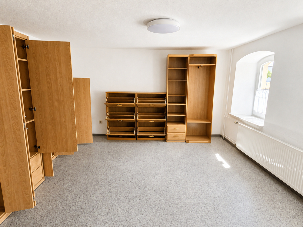 Helles Schlafzimmer mit Rundbogenfenster
