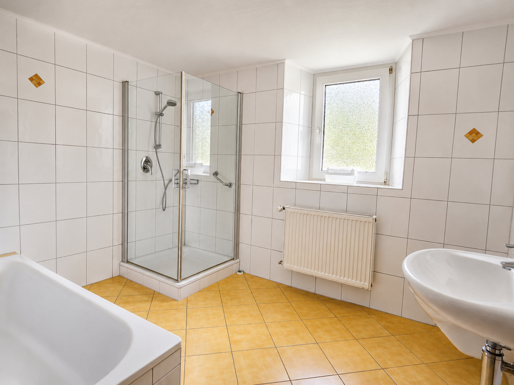 Tageslichtbad mit Dusche und Badewanne