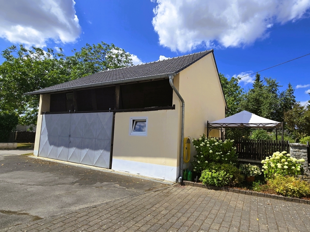 Freistehende Großgarage mit viel Lagerraum auf dem Dachboden