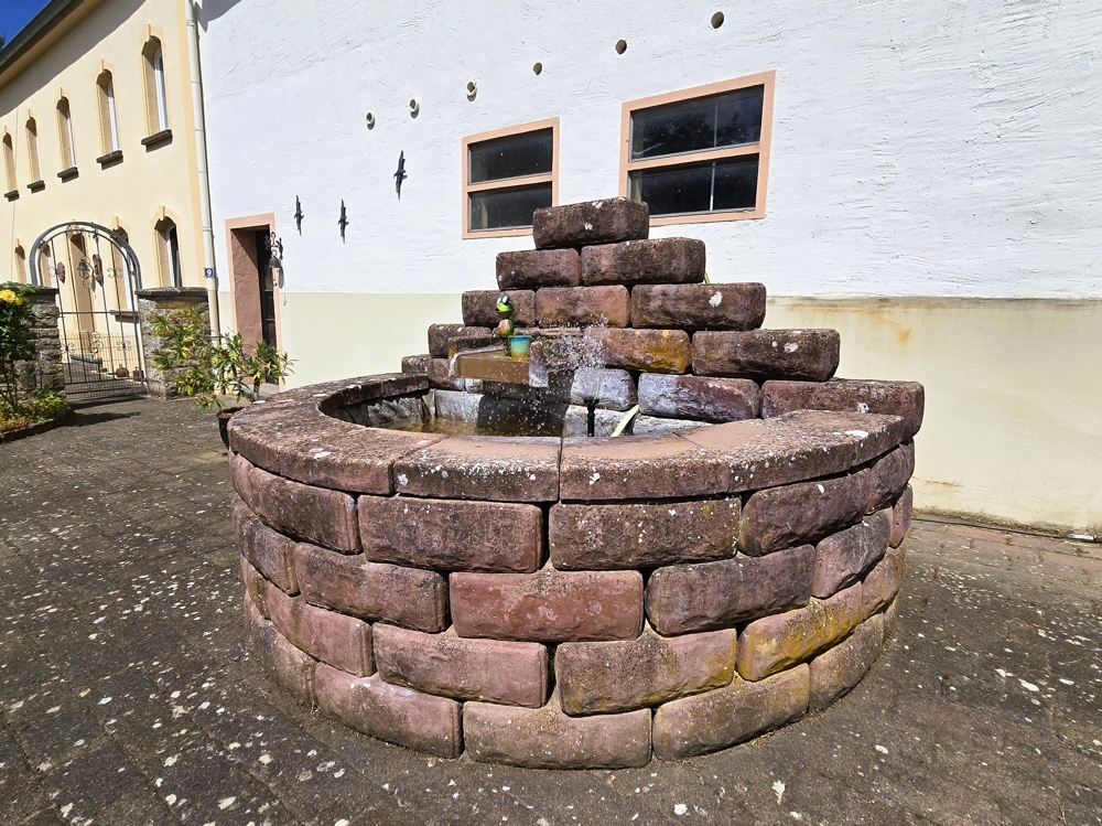 Historischer Brunnen im Hofbereich