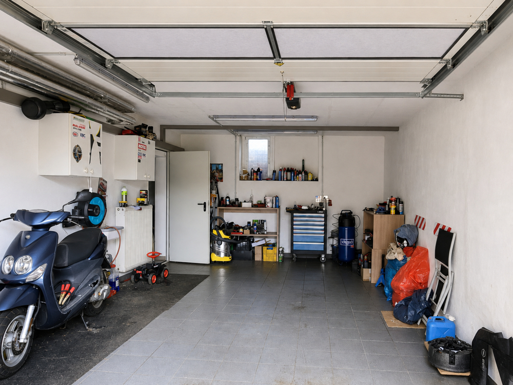 Geräumige Garage mit Werkstatt und elektrischem Garagentor