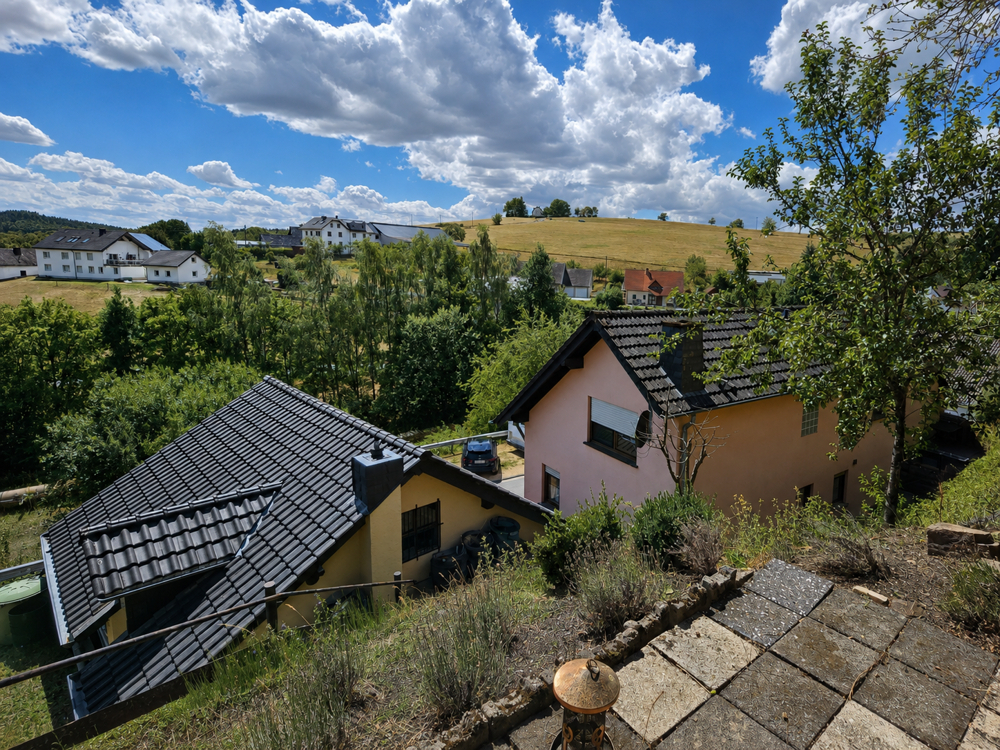 Sonnige Terrasse mit Weitblick über die idyllische Eifellandschaft