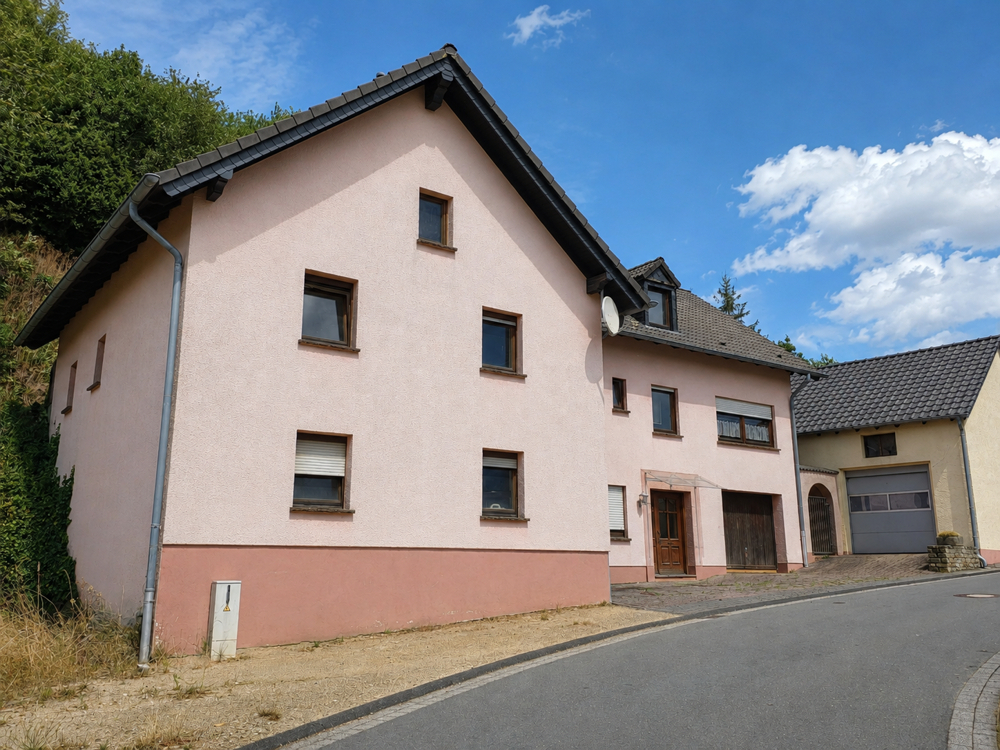 Großzügiges Wohnensemble mit zwei Garagen