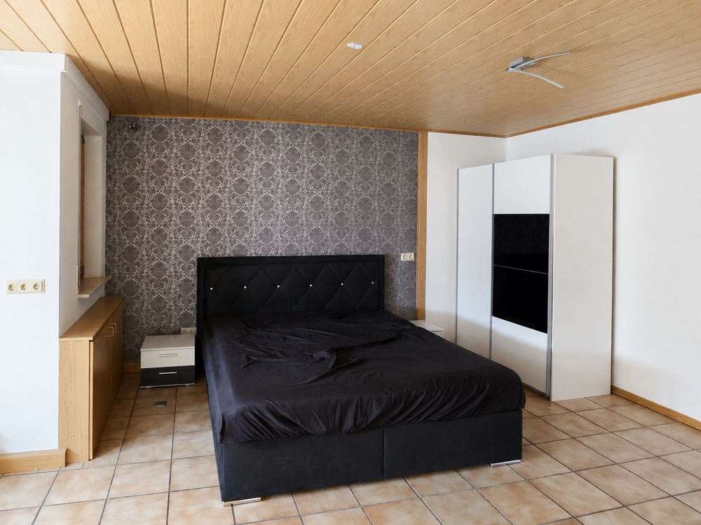 Großzügiges Schlafzimmer mit viel Tageslicht im Erdgeschoss