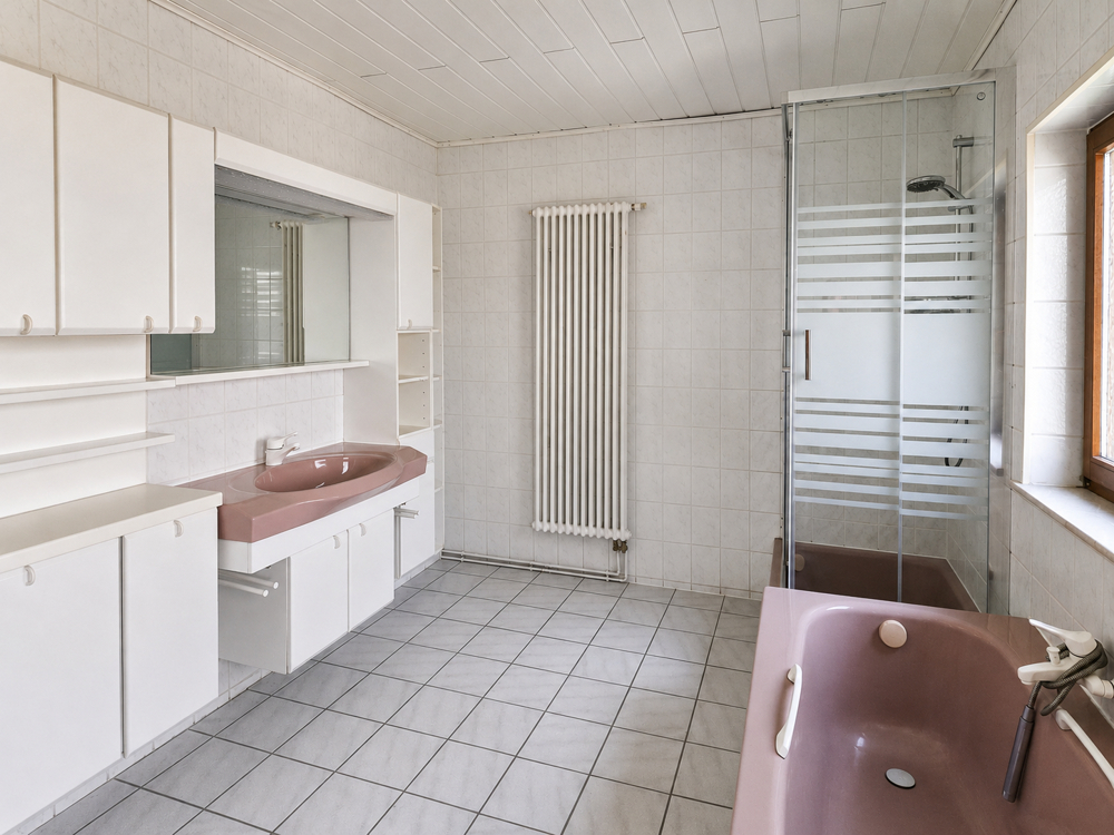 Großzügiges Tageslichtbad mit Dusche und Badewanne im 2. Obergeschoss
