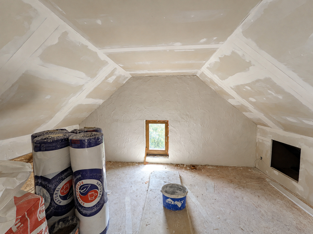 Ausbaufähiges Dachgeschoss mit vielseitigem Potenzial im linken Wohnhaus