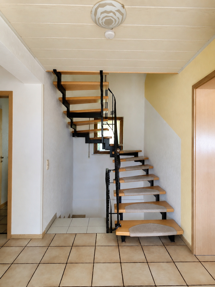 Charaktervolle Treppe als verbindendes Element des Hauses