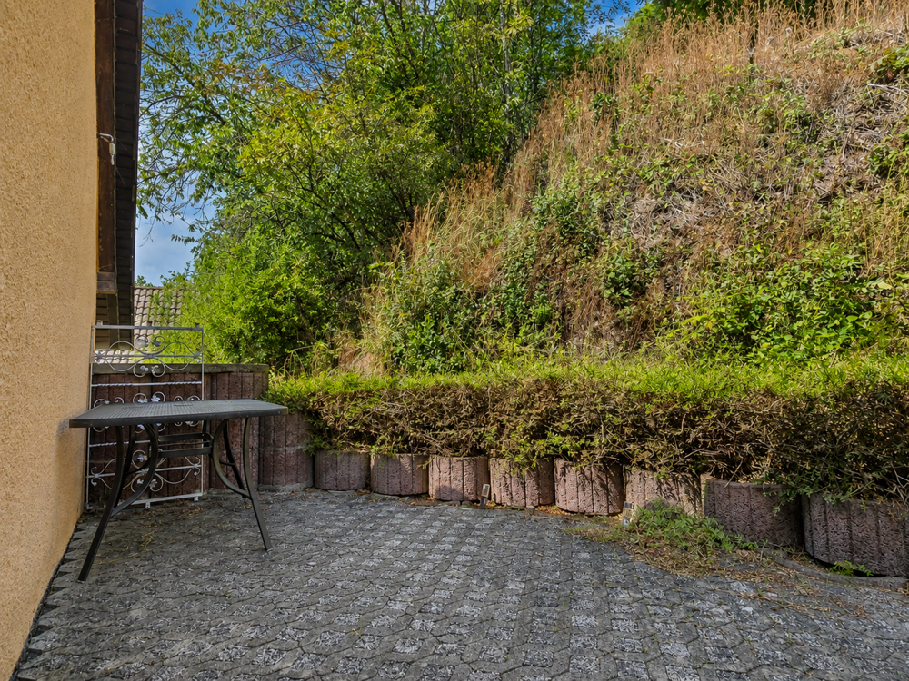 Geschützte Terrasse in naturnaher Hanglage