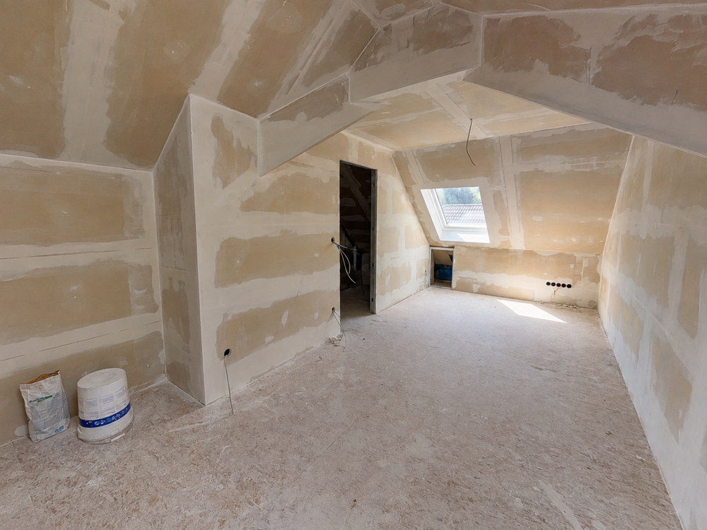 Großzügiges Dachgeschoss mit Dachfenster im linken Wohnhaus