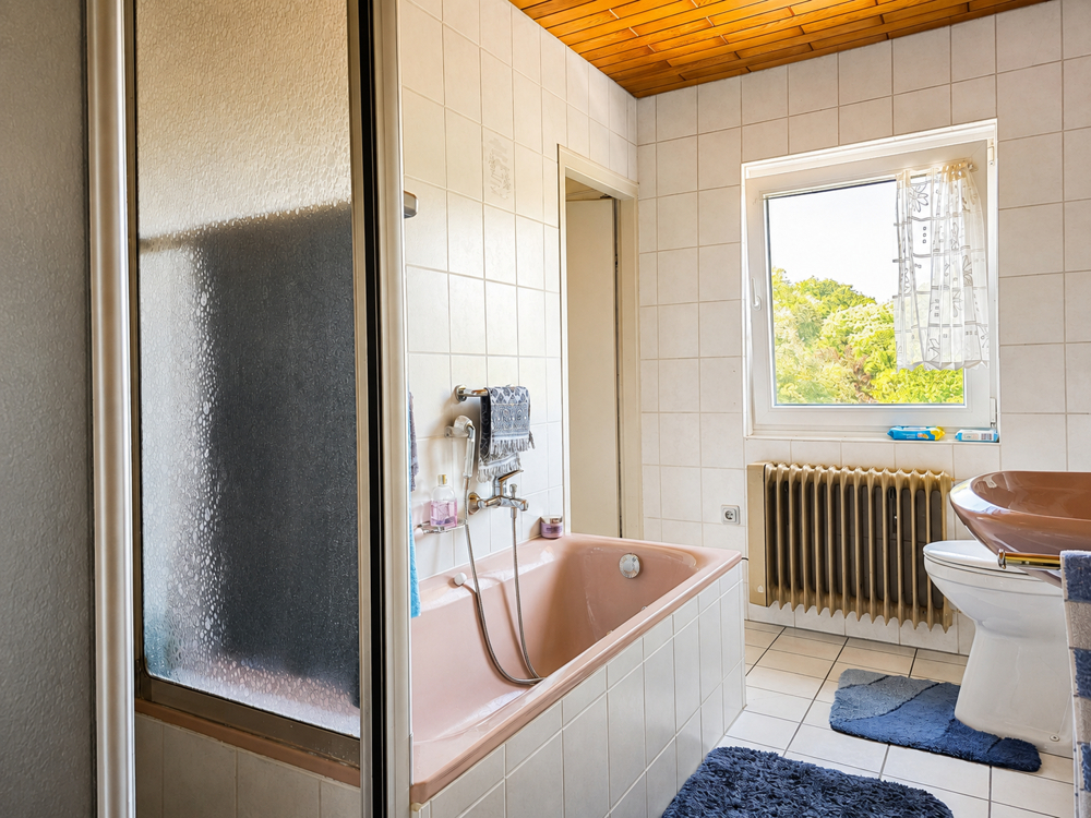 Tageslichtbad mit Badewanne