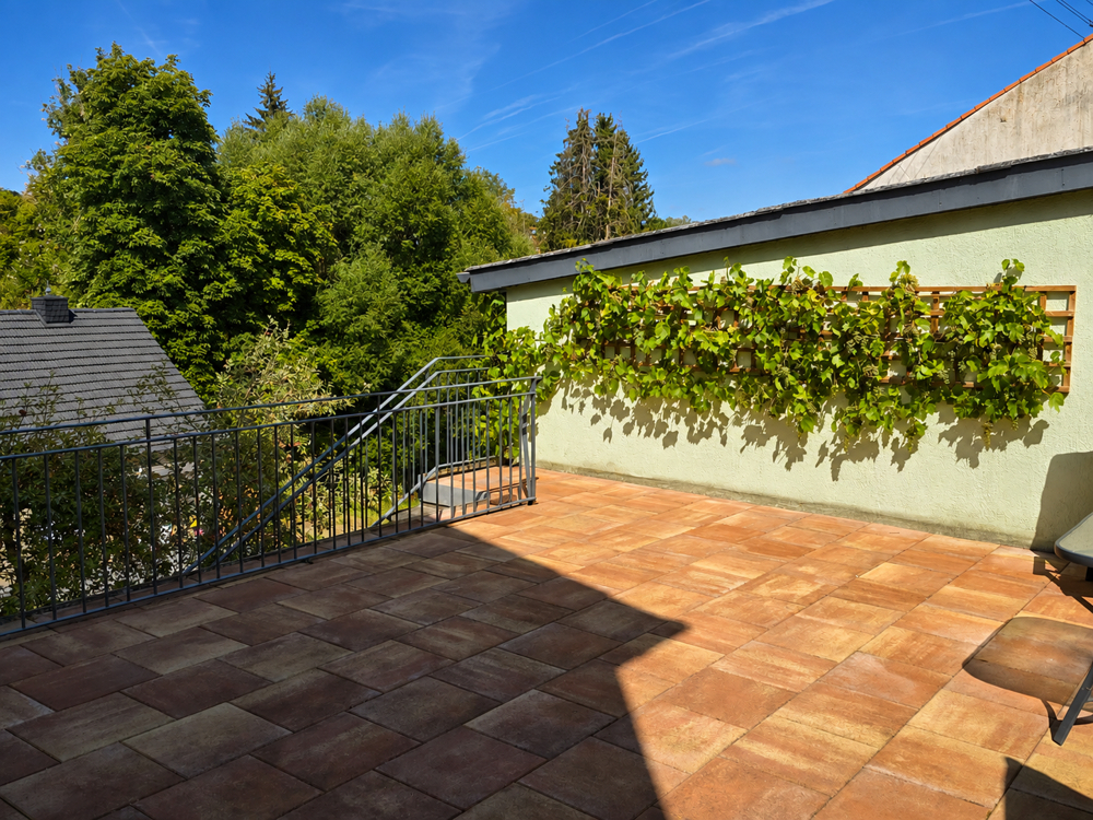 Sonnige Terrasse mit Weitblick