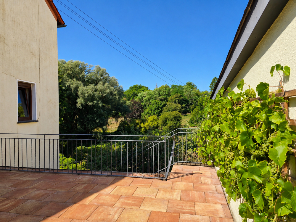 Sonnige Terrasse mit Weitblick