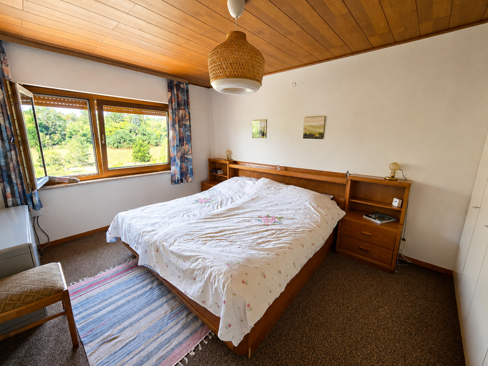 Großzügiges Schlafzimmer mit viel Platz und angenehmem Wohngefühl