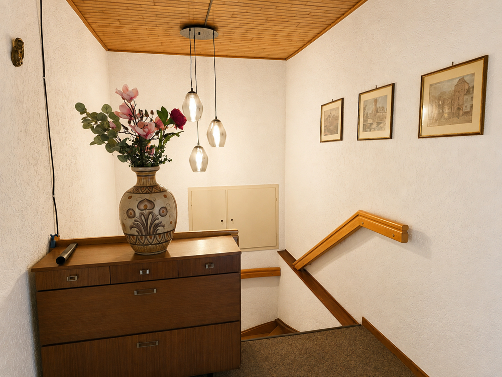 Gemütliches Treppenhaus mit Holztreppe