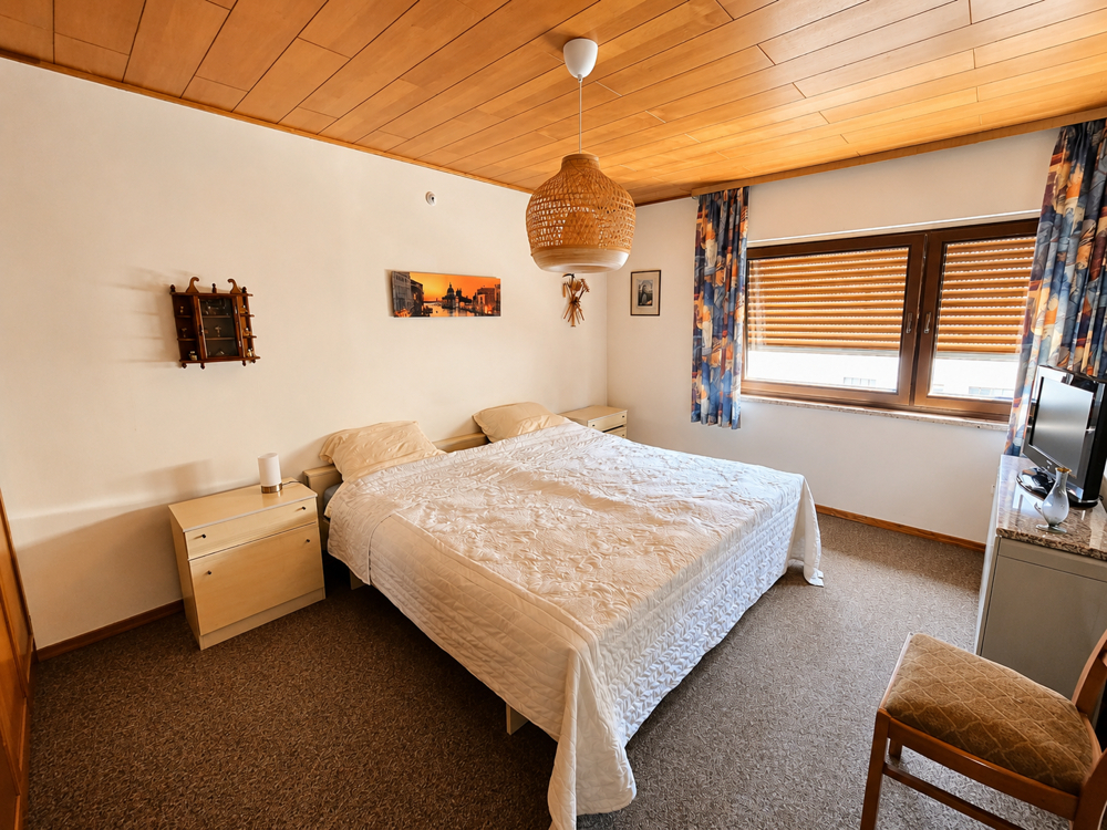 Großzügiges Schlafzimmer mit viel Platz und angenehmem Wohngefühl